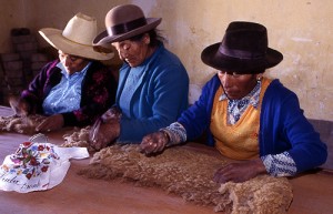 Женщины за обработкой шерсти викуньи